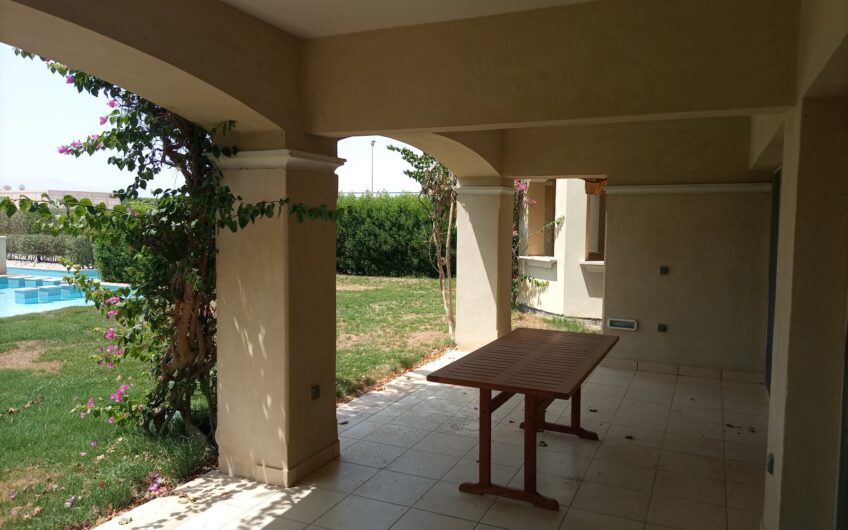 Spacious 4 Bedrooms Apartment With Private Garden In Veranda